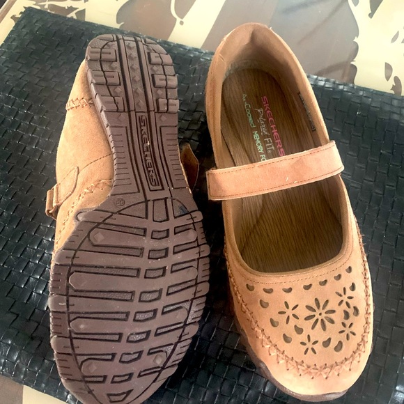 Woman’s Sketchers Relaxed, fit, air cooled, memory foam, Swede shoes
Size 8 m - Picture 1 of 4